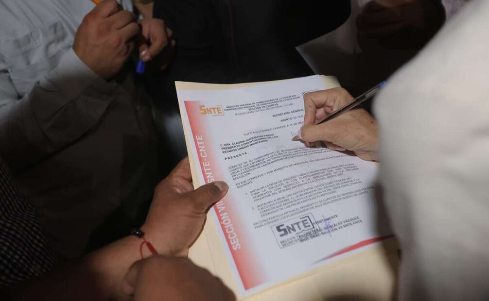 Previo a su evento en Comitán, Chiapas, la presidenta Claudia Sheinbaum se reunió con integrantes de la CNTE para recibir un documento y escuchar sus exigencias. Foto: Gabriel Pano/EL UNIVERSAL