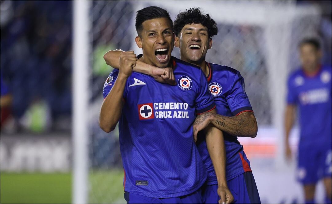 Ángel Sepúlveda y Uriel Antuna festejan el gol de la victoria. FOTO: Diego Simón/ EL UNIVERSAL