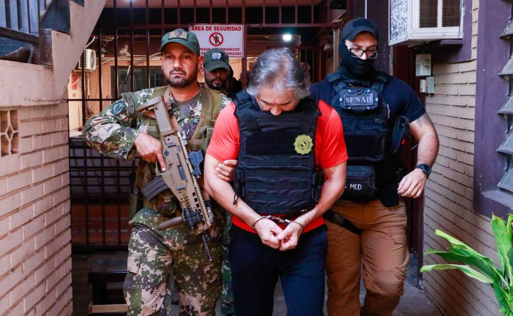 Realizan traslado desde Paraguay a México de Hernán Bermúdez, presunto líder de "La Barredora". Foto: Senad (@senad_paraguay)