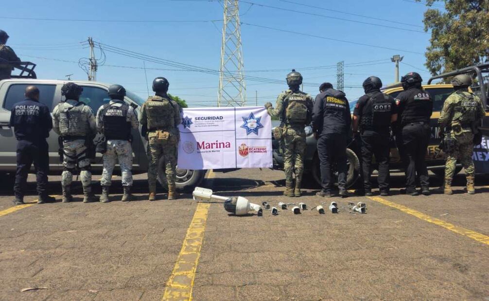 Policía municipal de Ecatepec y Semar retiran 25 cámaras de de vigilancia no oficiales en postes de alumbrado público. Foto: Especial
