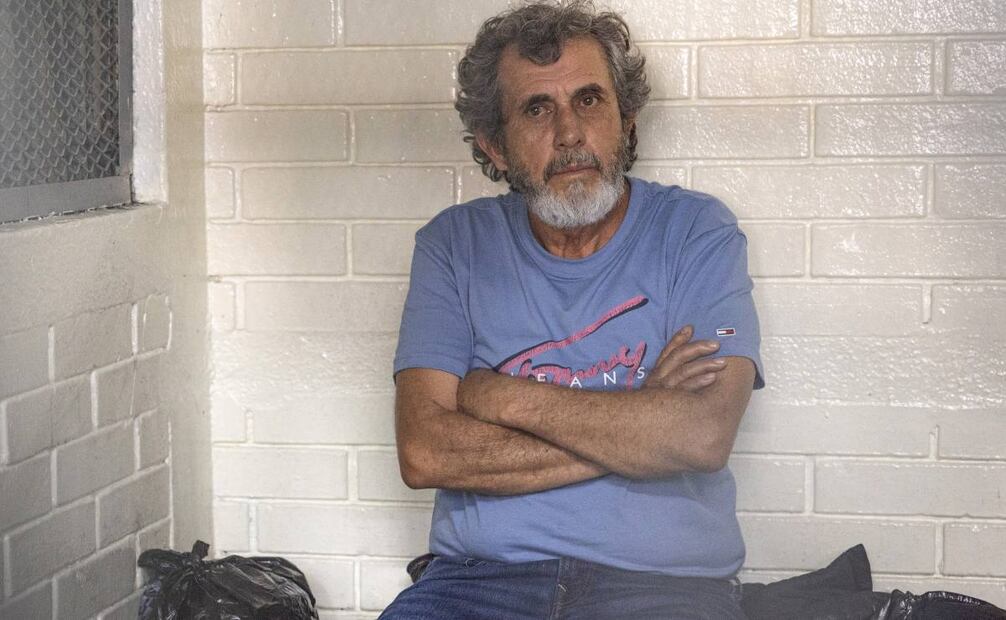 El narcotraficante Baldomero Samayoa, alias 'Chicharra', espera en la Torre de Tribunales de la Ciudad de Guatemala luego de la audiencia donde un juez leyó los motivos de su captura este miércoles, en Ciudad de Guatemala (Guatemala). Samayoa es parte de la lista de los 100 más buscados por Estados Unidos y tiene una orden de extradición pendiente por lavado de dinero, así como trasiego de cocaína, heroína y otros ilícitos. EFE/ David Toro