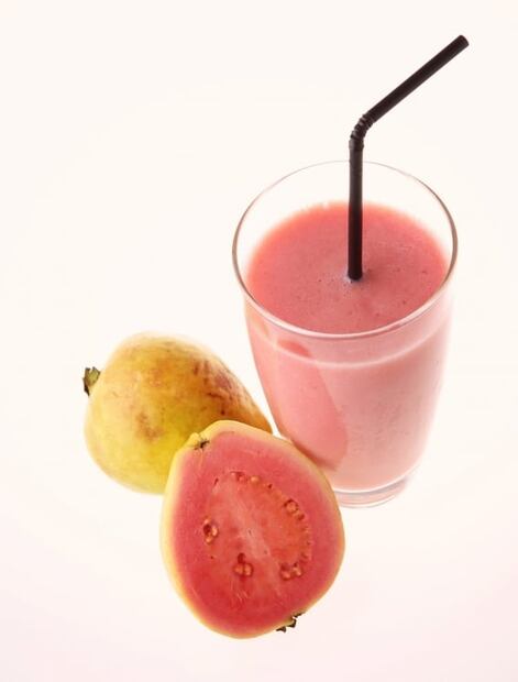 Beneficios de tomar agua de guayaba natural 