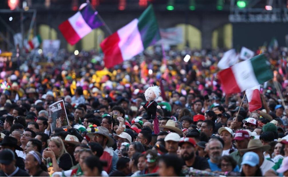 Con mini AMLOS en mano y ondeando banderas los simpatizantes esperan en el Zócalo el grito de este 15 de septiembre del 2024. Foto: Diego Simón / EL UNIVERSAL