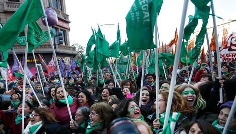 Avanza aborto legal en Argentina; pasa a complicada discusión en el Senado