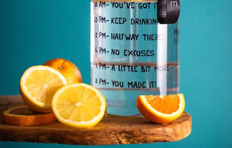 Agrega rodajas de fruta, cítricos o alguna rama de hierba aromática como menta, lavanda o romero para darle un sabor sutil y natural.