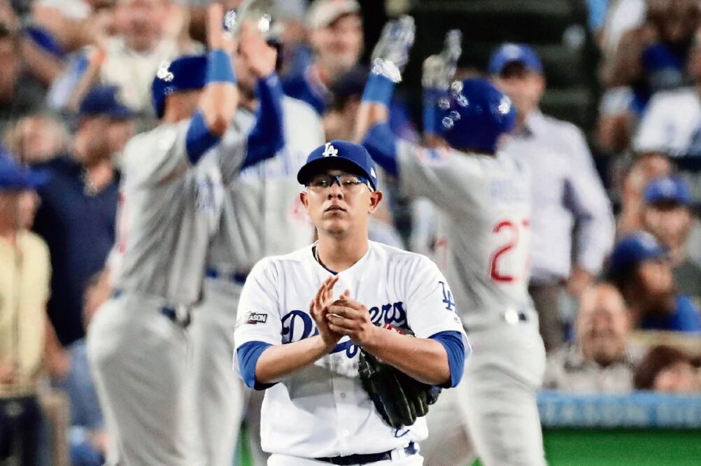 Julio Urías fue castigado en la cuarta entrada con cuatro carreras (JAE C. HONG. AP)