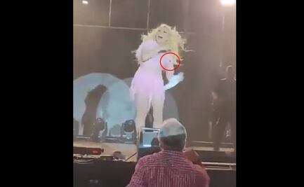 Video. "¡Pinche cucaracho!": Yuri da el grito, pero de terror al sentir una cucaracha en su cuello durante concierto