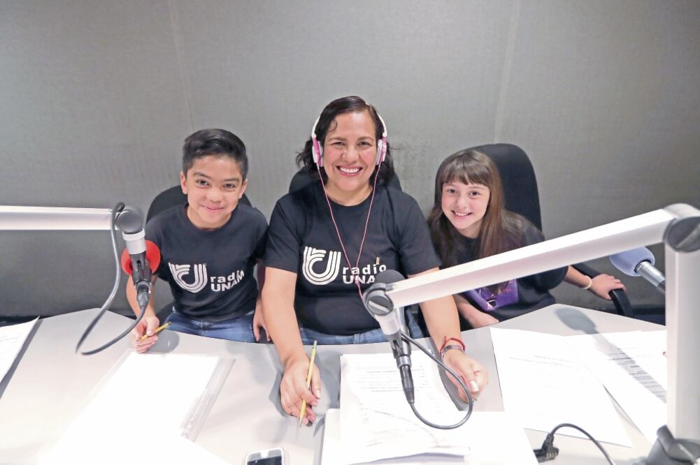 Silvia Cruz (centro) es la productora y guía del programa. (VALENTE ROSAS. EL UNIVERSAL)