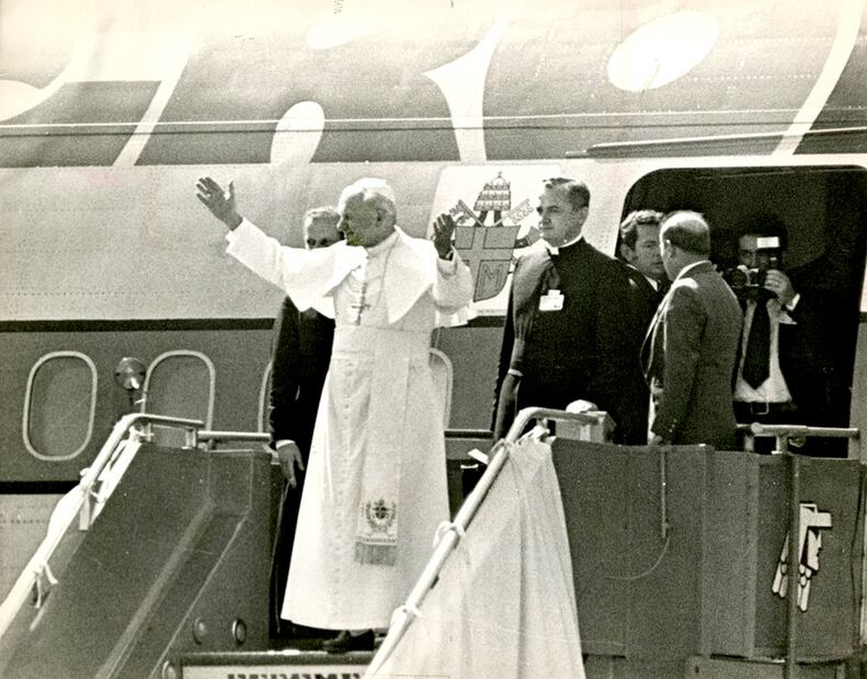 Aunque la visita no era oficial, se decoró el DC-10 de Aeroméxico con imágenes del escudo del Estado Vaticano. La foto de Juan Pablo II a punto de tocar tierra mexicana muestra al Vicario de la Sotana Blanca antes de saludar por un instante a José López Portillo y la primera dama, Carmen Romano. Archivo EL UNIVERSAL.