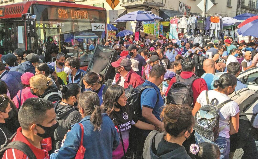 Una mujer policía no se da abasto para agilizar la movilización tanto de vehículos como de peatones en la calle Del Carmen. Foto: Diego Simón/ EL UNIVERSAL.