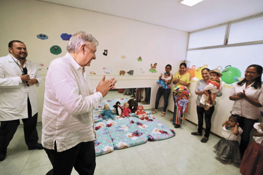 Tras revisar el estado del hospital rural en Bochil, Chiapas, el presidente Andrés Manuel López Obrador aseguró que se está trabajando para resolver el fenómeno migratorio. Foto: PRESIDENCIA