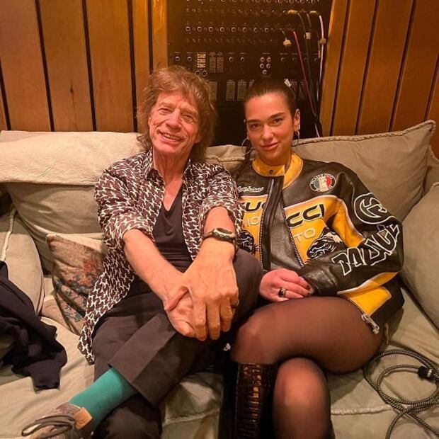 Dua Lipa posa junto a Mick Jagger con look motomami