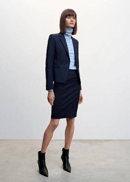 Traje de falda en color azul / Foto: Mango