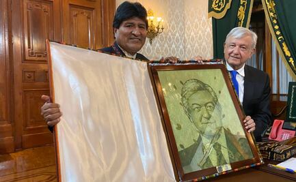 Evo Morales regala a AMLO cuadro de su rostro hecho con hojas de coca 