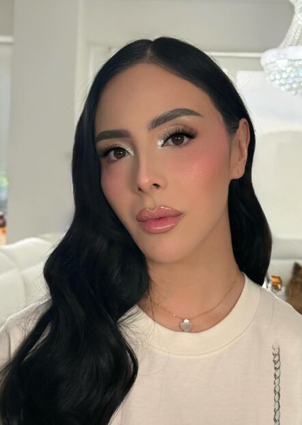 Glitter sutil y labios nude. Foto: Instagram @makeupbyerick