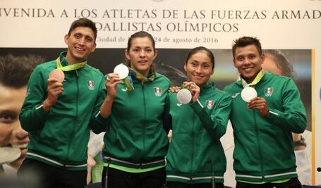 Medallistas olímpicos son recibidos como héroes