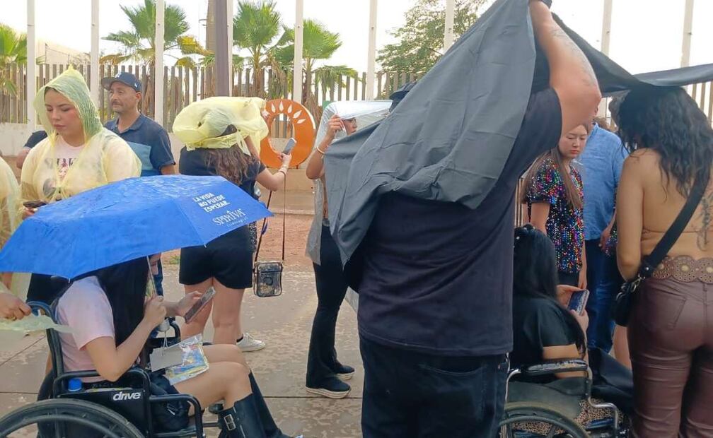 Fans de Shakira resisten bajo fuerte tormenta. Foto: Cortesía Destiny Downen