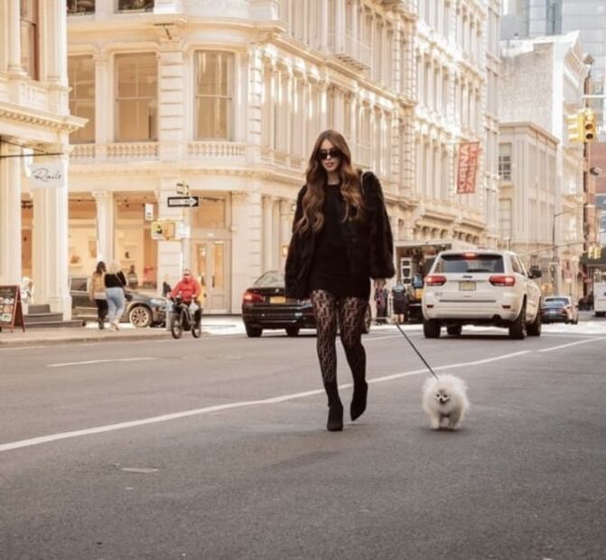 Yanet García resalta sus looks de invierno con estas medias negras 