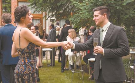 Vadhir Derbez toma la charola y la servilleta