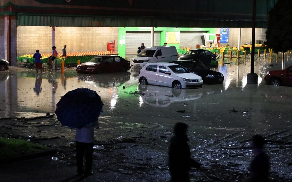 Lluvias torrenciales que se registraron la tarde del jueves en Chilpancingo dejaron calles y centros comerciales inundados, carros arrastrados y sepultados por el lodo que generaron las inundaciones en la capital de Guerrero, el viernes 27 de junio de 2025. Foto: Salvador Cisneros Silva/EL UNIVERSAL