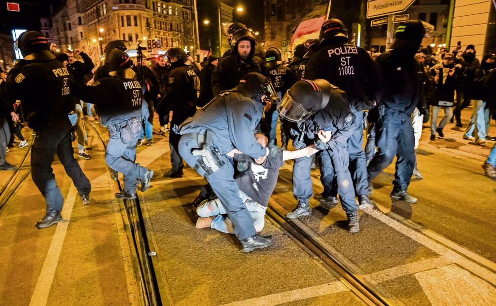 Un hombre es detenido por agentes de policía durante una manifestación de grupos de derecha en Magdeburgo, Alemania, el sábado pasado. Foto: Christoph Soeder | AP (26/12/2024)