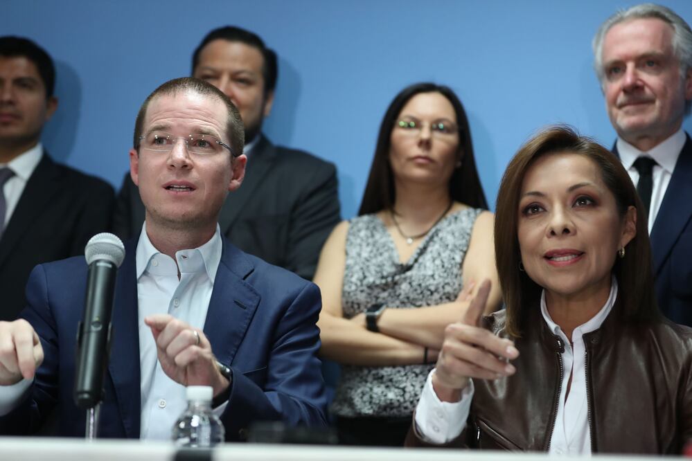 Josefina Vázquez Mota dio conferencia de prensa, en la que estuvo acompañada por el presidente del PAN, Ricardo Anaya, y por otros dirigentes del partido (JUAN CARLOS REYES. EL UNIVERSAL)