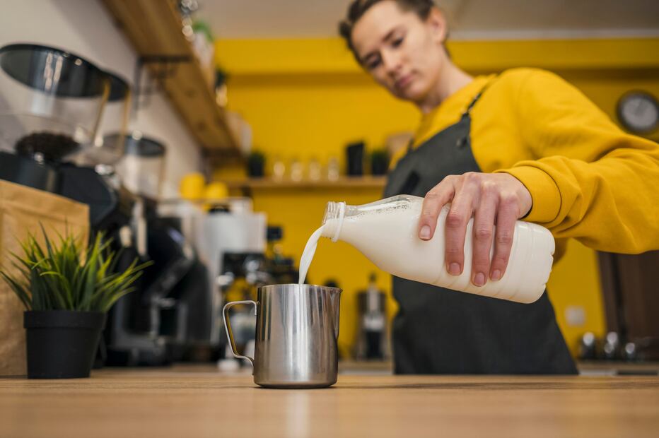 El proceso de pasteurización extiende la vida útil de la leche. Foto: Freepik