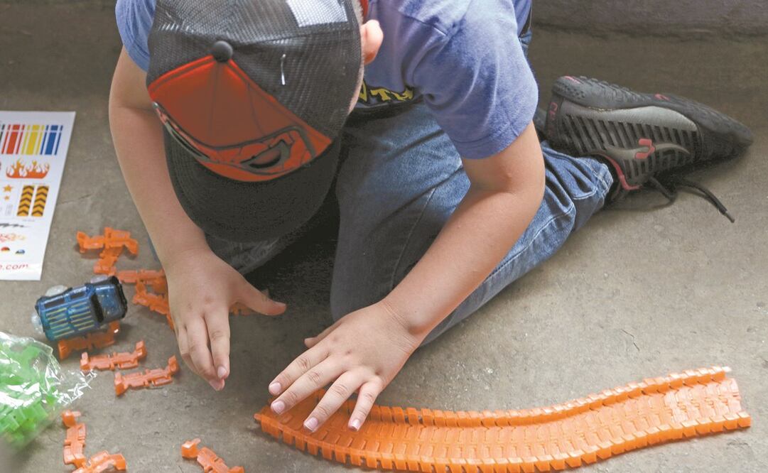 Así como Matías, quien construye una autopista, al menos 15 niños más recibieron juguetes de parte de la activista Sandra Soto. La mayoría de estos menores quedaron huerfanos debido a la violencia. Foto: CARLOS MEJÍA. EL UNIVERSAL
