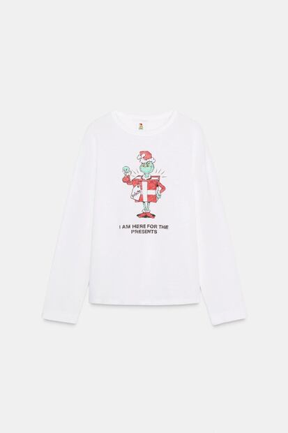 Playera manga larga del Grinch de Zara, para quienes aman su humor icónico. Foto: Especial
