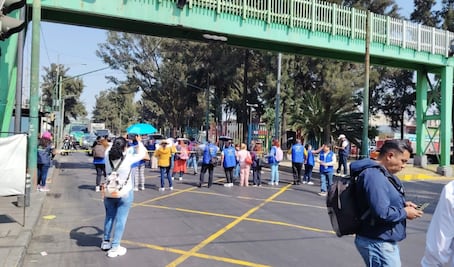 Trabajadores de centros de asistencia bloquean Periférico; denuncian acoso laboral y maltrato de género
