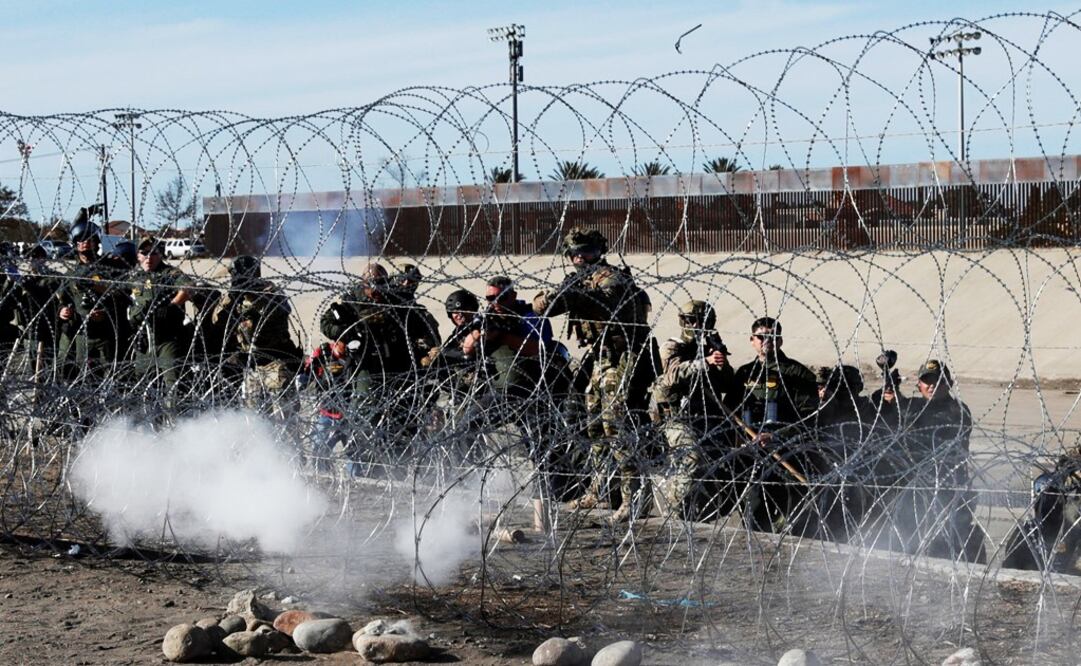 US soldiers and border patrol agents fire tear gas against Central American migrants - Photo: Kim Kyung-Hoon/REUTERS