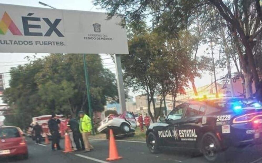 Taxi queda partido a la mitad al chocar contra un poste; muere el conductor