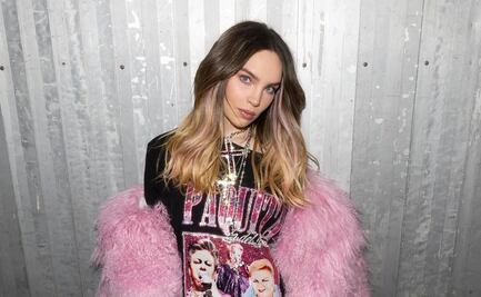 Belinda eleva su look total black con abrigo de acabado brillante