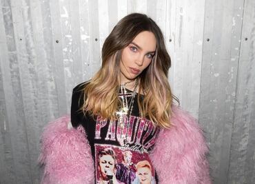 Belinda eleva su look total black con abrigo de acabado brillante
