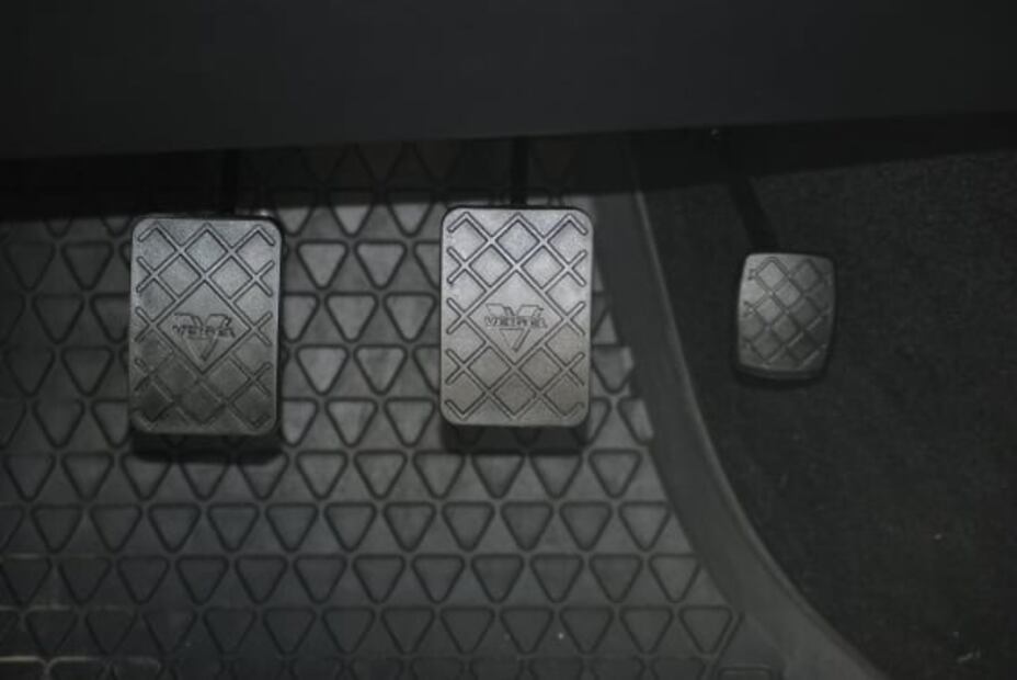 Qué pasa si no quitas el freno de mano del auto al circular