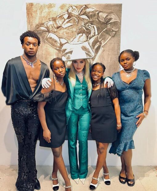 Madonna posa junto a sus cuatro hijos: David Banda, las gemelas Stella y Estere y Mercy James, durante un evento organizado en Miami Design District.
Foto: Instagram