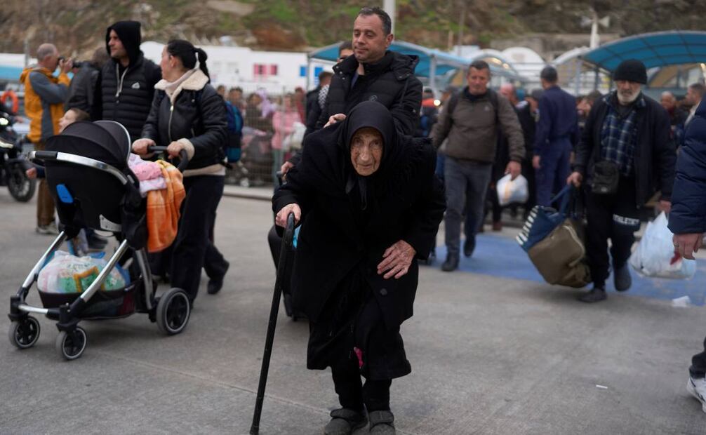 Flora, de 94 años, dijo que sobrevivió a un terremoto mortal en Santorini en 1956, mientras aborda un ferry con destino al continente griego, en la isla griega afectada por el terremoto, el martes 4 de febrero de 2025. Foto: AP