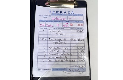 “Me vieron la cara de turista”, periodista denuncia cobro excesivo en terraza del Zócalo