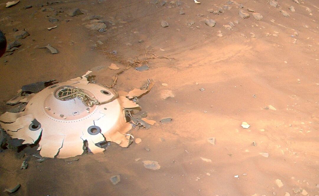 La imagen muestra la carcasa trasera y el paracaídas de Perseverance que fue tomada fue tomada por el helicóptero Ingenuity Mar de la NASA durante un vuelo a Marte el 19 de abril de 2022.Foto: NASA