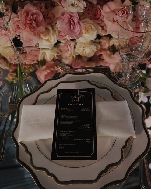 La cuenta de Instagram "StiloEventos" compartió una fotografía del menú en la fiesta de la hijastra de José Ramón López Beltrán. / Foto: Instagram.