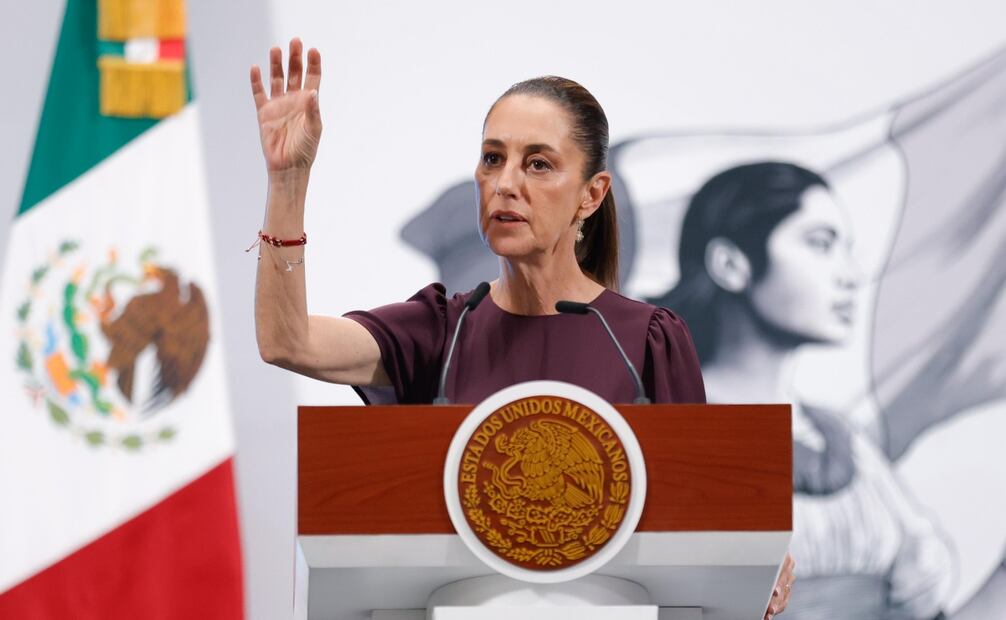 La presidenta Sheinbaum Pardo informó que en la conversación telefónica que sostuvo la mañana de este jueves con su homólogo de Estados Unidos, Donald Trump, hablaron sobre los aranceles al acero y aluminio, así como de la industria automotriz; adelantó que habrá otras llamadas con el mandatario estadounidense. Foto: Diego Simón / EL UNIVERSAL