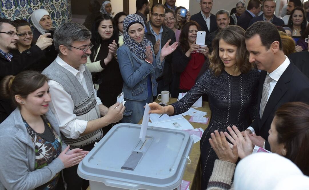 El presidente sirio Bashar al-Assad, y a su esposa Asmaa, mientras emiten su voto en un colegio electoral en Damasco para los comicios parlamentarios (Foto: EFE)