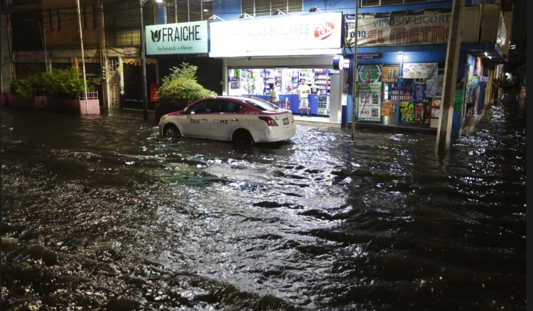 Las intensas lluvias de la tarde noche del martes volvieron a causar estragos en el oriente de la capital. En la calzada Ignacio Zaragoza a la altura del Metro Zaragoza las inundaciones superaron los 30 centímetros de altura afectando a usuarios de la Línea 1, el 16 de septiembre de 2025. Foto: Francisco Rodríguez/EL UNIVERSAL