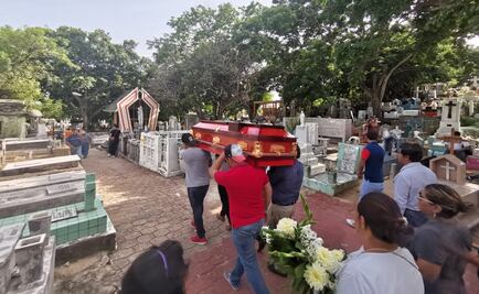 Con aplausos y música sepultan a 8 de las 29 víctimas del ataque a bar en Coatzacoalcos