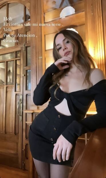 Escote profundo y medias rotas, el look dark de Camila Sodi