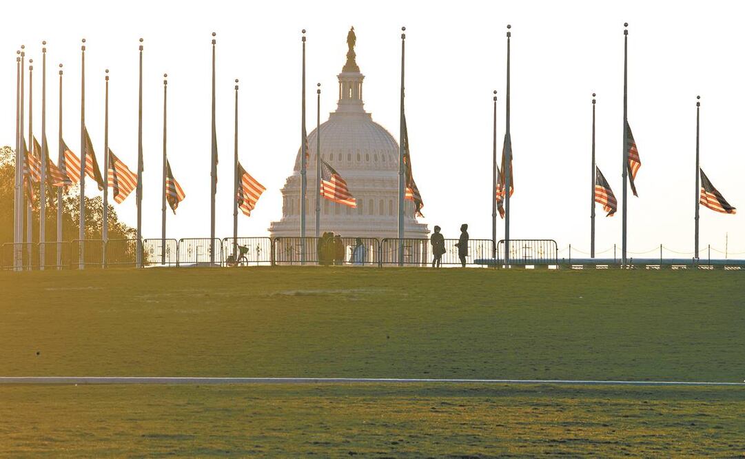 Las banderas se ondearon a media asta en Washington, en honor al policía del Capitolio que murió el viernes en un ataque en las inmediaciones del recinto. Foto: Michael Reynaolds/ EFE. 