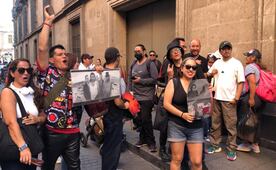 Fans de U2 se quedan “vestidos y alborotados” tras horas de espera afuera de Palacio Nacional