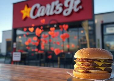¿Un beso por una hamburguesa?; conoce la increíble promoción que tiene Carl’s Jr para San Valentín