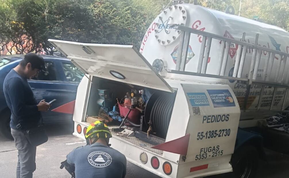 La pipa quedó varada en los límites de las alcaldías Miguel Hidalgo y Cuauhtémoc.
Foto: Especial.