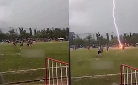 VIDEO: un rayo cae sobre una cancha de fútbol en Tailandia y causa tragedia durante un partido